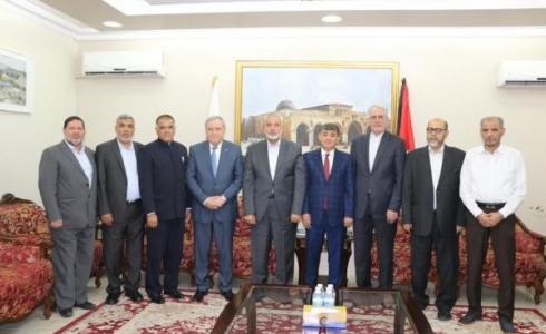 إسماعيل هنية مع عدد من السفراء في الدوحة