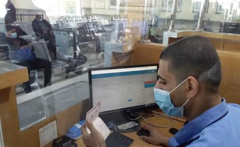 جانب من تدقيق الكشوفات في معبر رفح البري