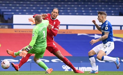 لحظة اصابة اللاعب فان دايك