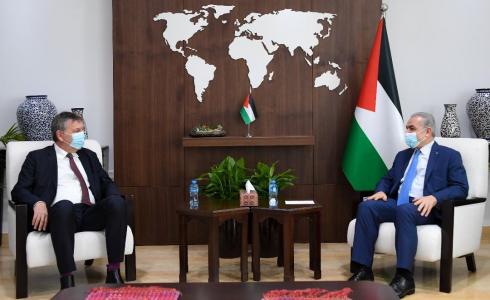 رئيس الوزراء اشتية يلتقي المفوض العام للأونروا لازاريني