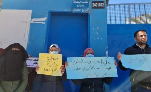 «لجان المعلمين الديمقراطيين» يواصل اعتصامه المطلبي أمام «الأونروا» بخانيونس