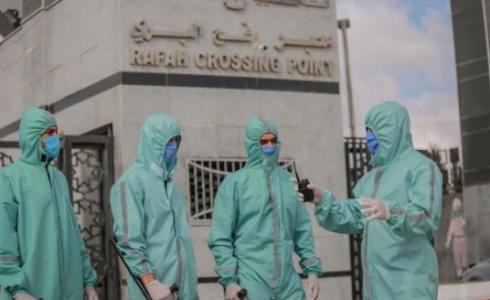 إجراء فحوصات كورونا للمسافرين عبر معبر رفح - ارشيف