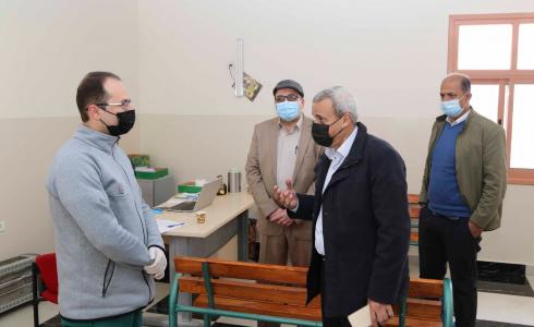 محافظ قلقيلية يتفقد مركز كورونا