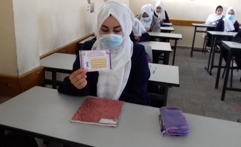 مدرسة سكينة الثانوية بالوسطى توزع بطاقات توعية حول كورونا على الطالبات