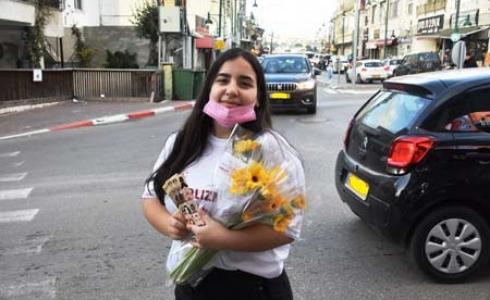 توزيع الورود على نساء دالية الكرمل بمناسبة يوم المراة
