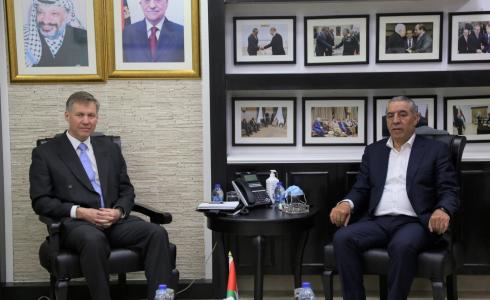 حسين الشيخ و القنصل البريطاني