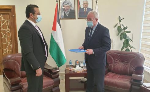 المالكي يتسلم نسخة من أوراق تعيين ممثل برنامج الأغذية العالمي لدى فلسطين