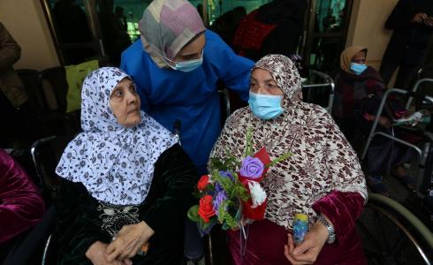 نشطاء يرسمون البسمة على وجهوه المسنات في عيد الأم