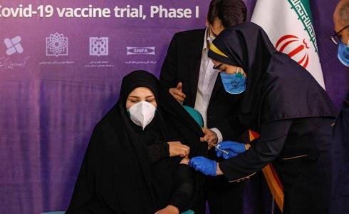 مواطنة ايرانية تتلقي لقاح كورونا في ايران