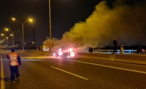 اشتعال النيران بمركبة قرب ملبس (طواقم الإطفاء)