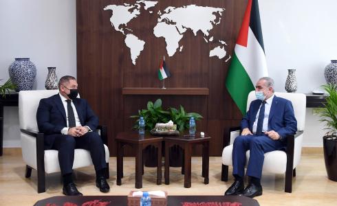 اشتية خلال لقائه السفير المصري طارق طايل