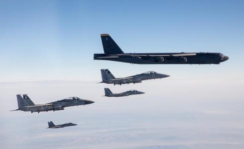 قاذفة B52 برفقة الطائرات الإسرائيلية
