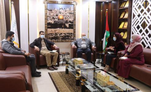 رئيس بلدية النصيرات يبحث تعزيز المسائلة المجتمعية ومشاركة المواطن في صنع القرار