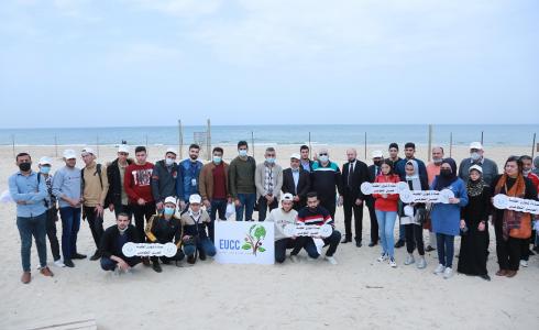 مبادرة تطوعية لتنظيف شاطئ بحر مدينة غزة