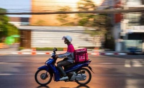 خدمة "ديليفري" بالدراجات الهوائية صديقة البيئة .. في خروج عن المألوف في غزة