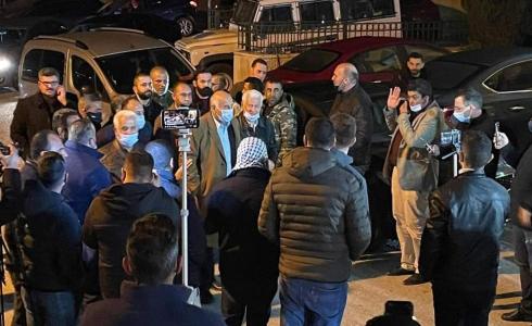 وصول جبريل الرجوب وعباس زكي إلى مقر لجنة الانتخابات في البيرة