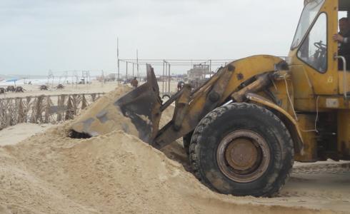الاقتصاد بغزة تزيل 5 آلاف كوب من رمال زائدة من شارع الرشيد