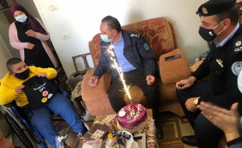 الشرطة في رام الله تفاجئ طفلاً بالاحتفال بيوم ميلاده