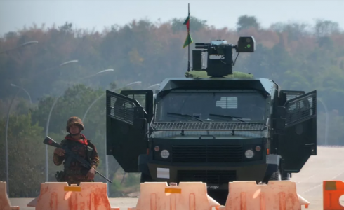 جندي من ميانمار يقف بجانب ما يبدو أنه عربة مدرعة إسرائيلية الصنع