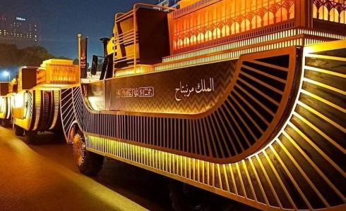 صورة احدي العربات أثناء التجهيز لموكب المومياوات الملكية في القاهرة