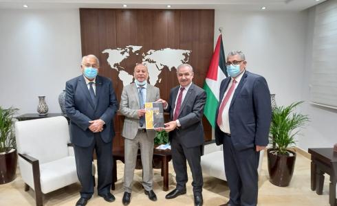 اشتية يتسلم تقرير شئون اللاجئين