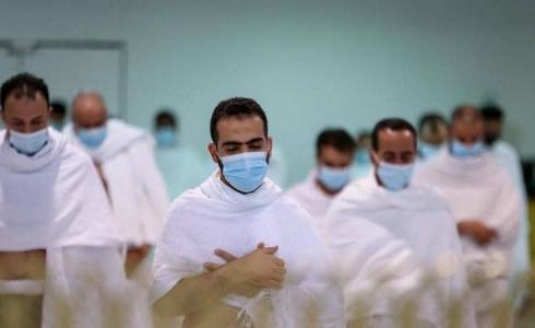 محصنون ضد كورونا يؤدون العمرة