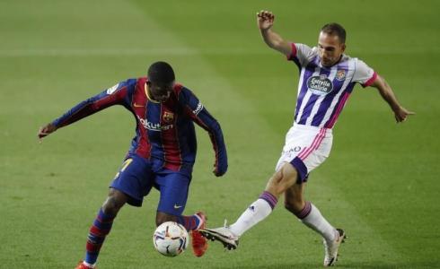 لاعب برشلونة عثمان ديبملي يراوغ لاعب بلد الوليد