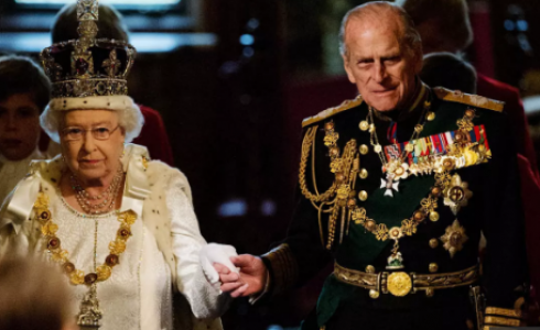 الأمير فيليب برفقة زوجته الملكة إليزابيث