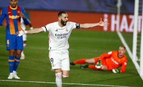 فرحة لاعب ريال مدريد كريم بنزيما بعد تسجيل الهدف الأول في مرمى برشلونة