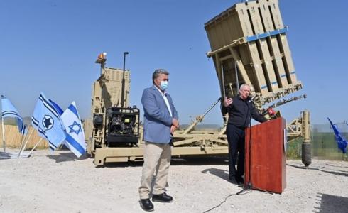 بيني غانتس وعمير بيرتس خلال الإحتفال بنجاح القبة الحديدية