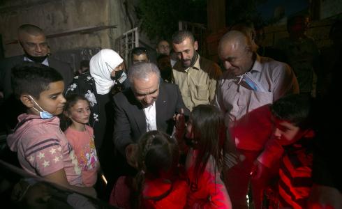 اشتية مع عائلة التميمي