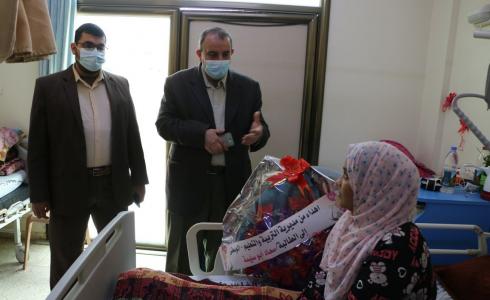 تربية الوسطى تزور طالبة من مديرية رفح تعالج بمستشفى الوفاء للتأهيل