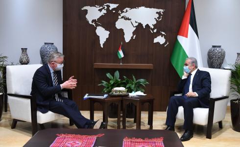 رئيس الوزراء محمد اشتية خلال استقبالهوزير شؤون مجلس الوزراء البريطاني مايكل غوف