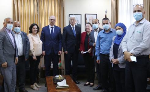 وزير التربية والتعليم ووفد بلدية بيت جالا