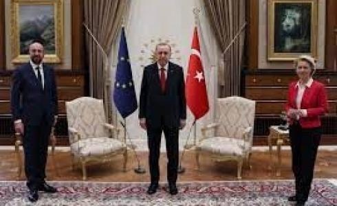 رئيسة المفوضية الأوروبية خلال اجتماع مع أردوغان