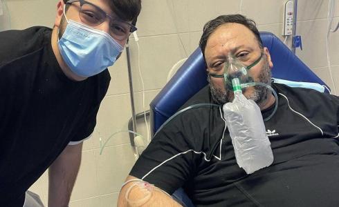 خالد مقداد صاحب قناة طيور الجنة في المستشفى