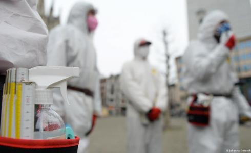 أطباء يتعاملون مع حالات مصابة بفيروس كورونا