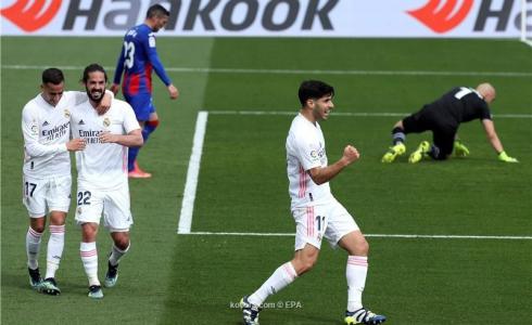 احتفال ماركو اسينسيو بهدفه في مرمى ايبار