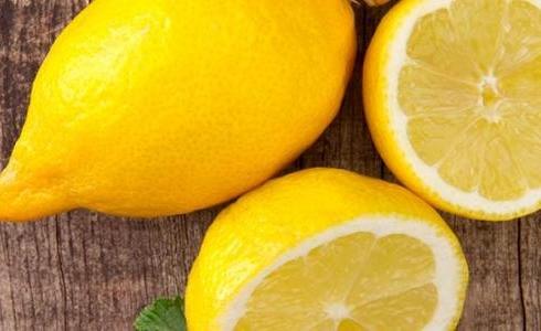 فوائد إضافة الليمون للماء