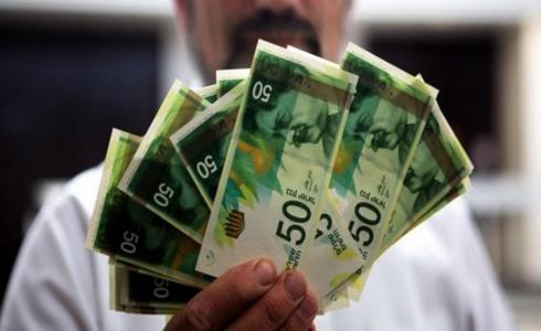 فلسطيني يتلقى مخصصات شيكات الشؤون الاجتماعية في غزة