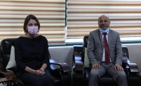لقاء  ابو هلي مع غوين مدير الاونروا في الضفة