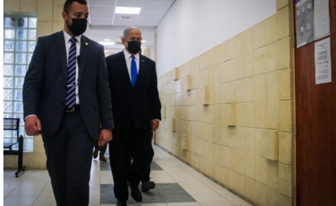 نتنياهو يدخل قاعة المحكمة في القدس