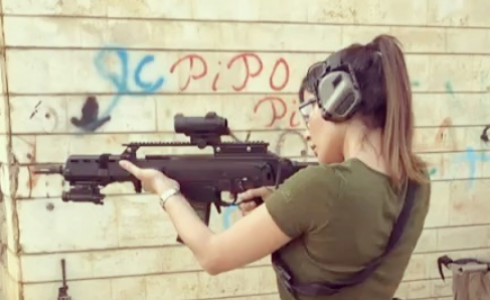 الممثلة نادين نجيم أثناء اطلاقها النار