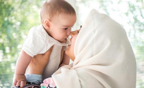 ام تمسك طفلها - تعبيرية