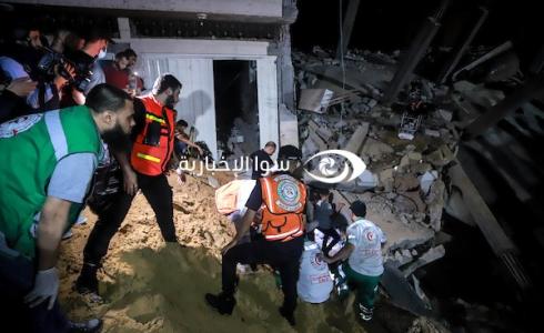 رجال من الدفاع المدني يقومون بانتشال مصابين من بناء تم قصفه في غزة