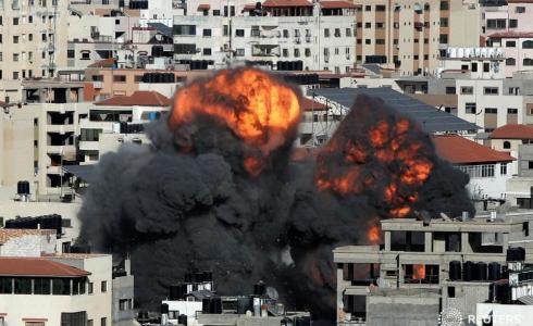 لحظة قصف مقر بنك الإنتاج الفلسطيني غرب غزة