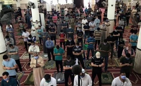 فلسطينيون يؤدون صلاة عيد الفطر في أحد مساجد فلسطين - غزة