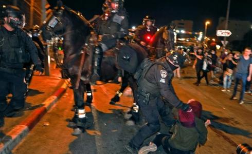 جنود الجيش الاسرائيلي يضربون فتاة فلسطينية في القدس