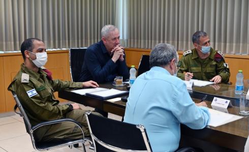 وزير الأمن الإسرائيلي بيني غانتس مع قادة عسكريين