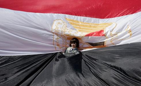 طفلة فلسطينية تتوسط العلم المصري - أرشيف